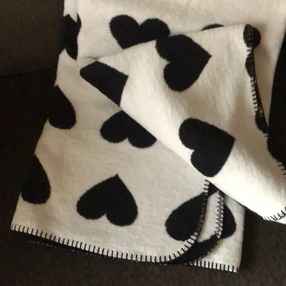 Docofil Black HEARTs Throw Blanket